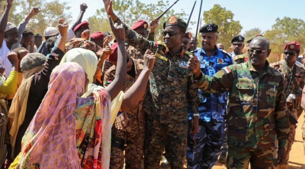 عضو مجلس السيادة الانتقالي نائب القائد العام للجيش شمس الدين كباشي وسط النازحين في شمال كردفان (إعلام مجلس السيادة)