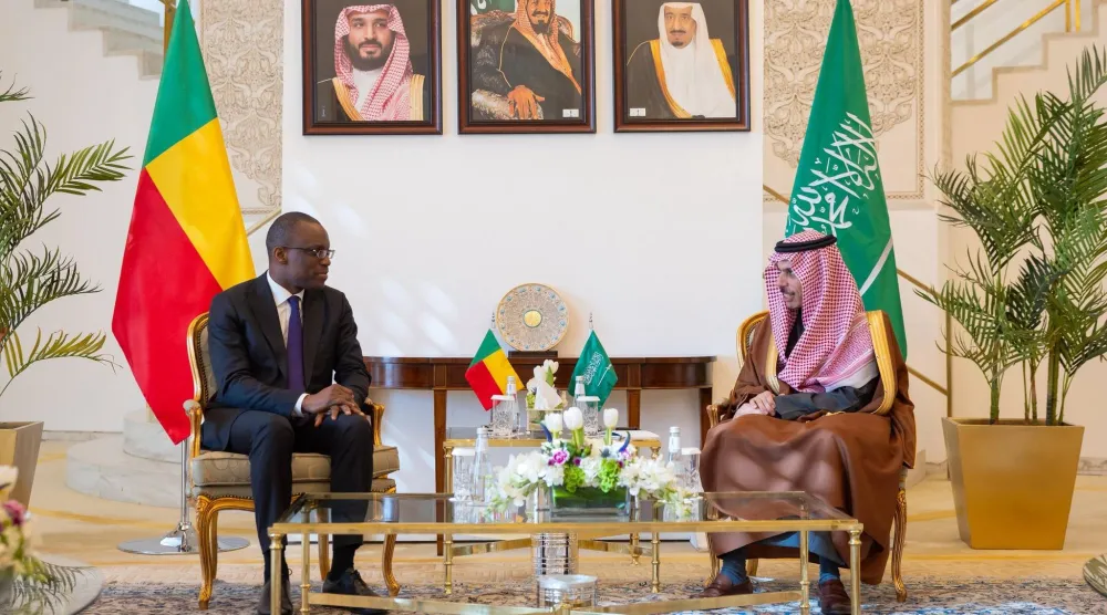 الأمير فيصل بن فرحان خلال استقباله الوزير أوشلجون أجادي بكاري في الرياض (واس)