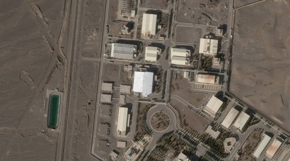 تُظهر صورة ملتقطة بواسطة القمر الاصطناعي في 30 يناير 2026 سقفاً جديداً فوق مبنى كان قد دمر سابقاً في منشأة نطنز لتخصيب اليورانيوم وسط إيران (رويترز)
