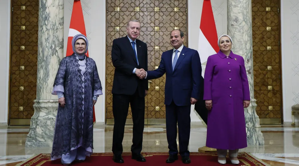 الرئيسان المصري وقرينته يستقبلان الرئيس التركي وقرينته بالقاهرة الأربعاء (إ.ب.أ)