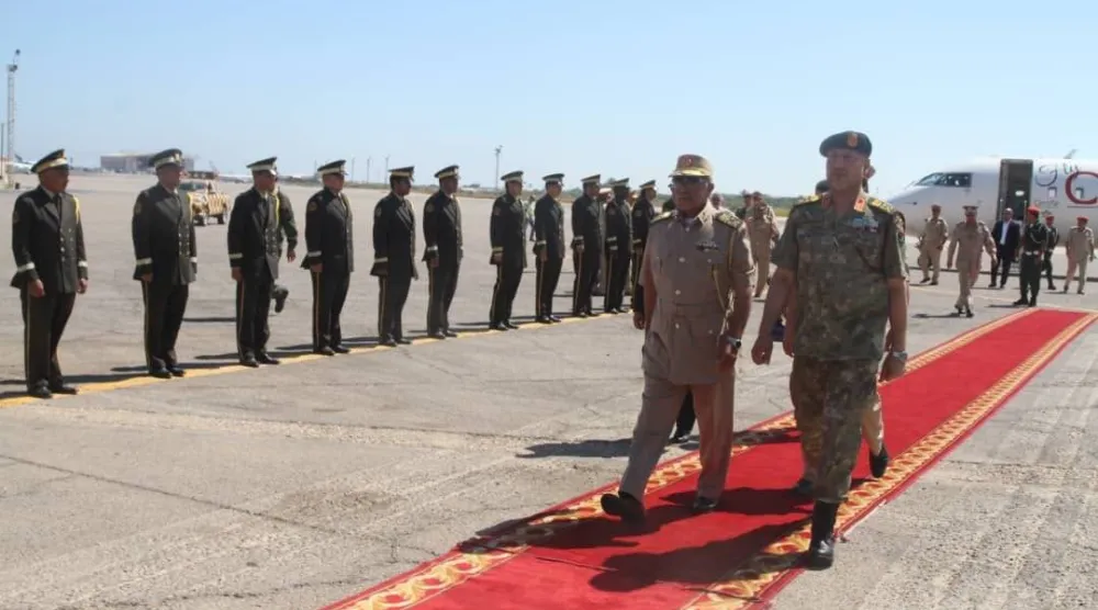 محمد الحداد (يمين) خلال حضوره حفلاً عسكرياً ضواحي طرابلس (الوحدة)