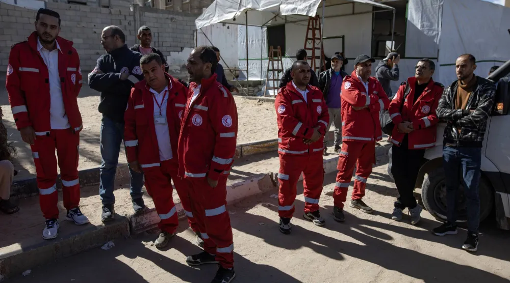 فريق من الهلال الأحمر الفلسطيني ينعي المسعف حسين السميري داخل مستشفى ناصر إثر غارة جوية إسرائيلية استهدفت مخيماً للنازحين (إ.ب.أ)