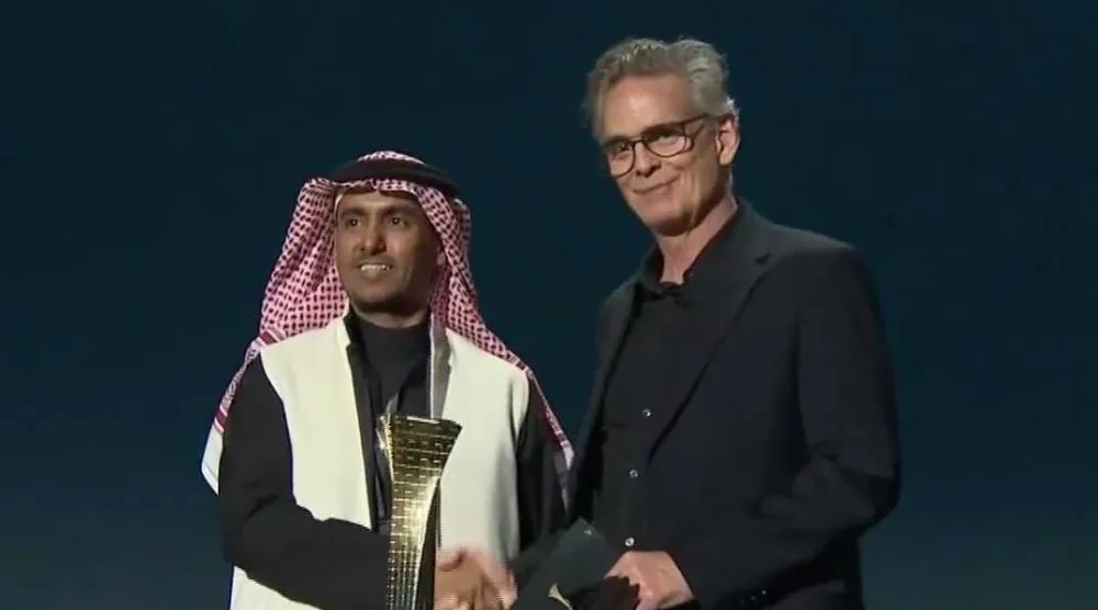 الزميل عبد الهادي حبتور لدى تتويجه بجائزة «الحوار الصحافي» الأربعاء (الشرق الأوسط)