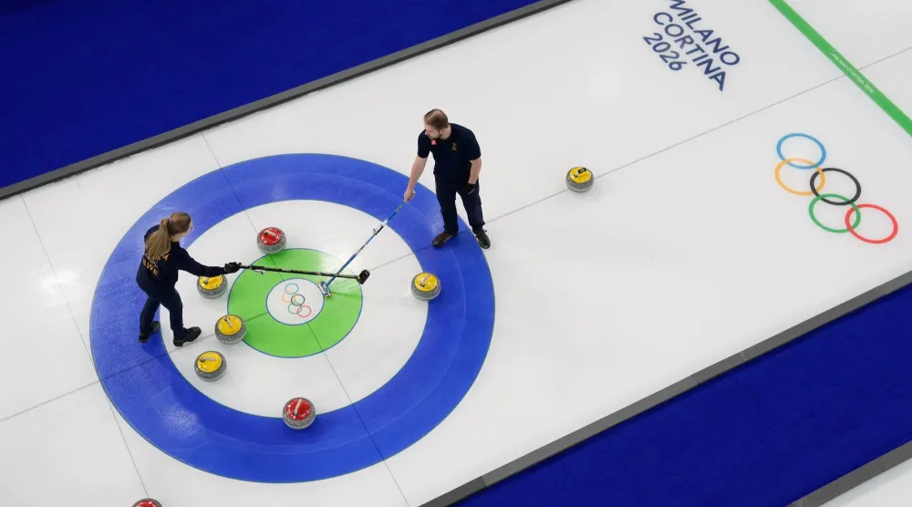 رياضة الكيرلنغ أضمن دورة الألعاب الأولمبية الشتوية 2026 (أ.ب).