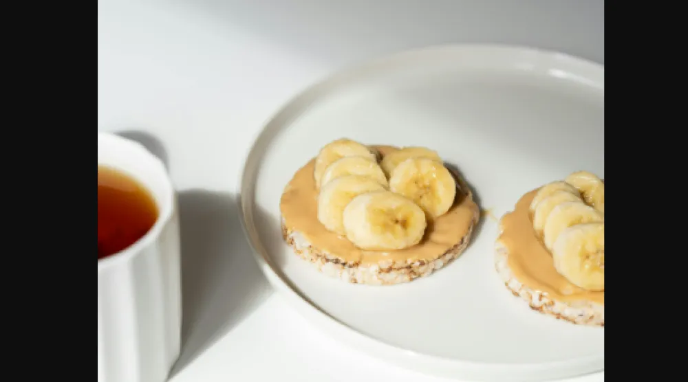 طبق يحتوي على كعكة أرز مع زبدة فول سوداني (بيكسلز)