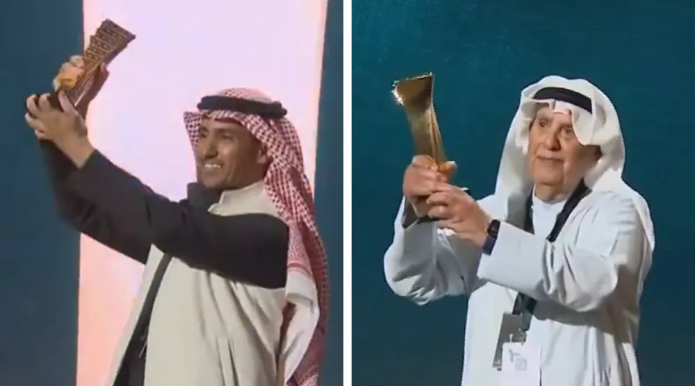 الكاتب محمد الرميحي والمحرر عبد الهادي حبتور يحتفلان بالجائزتين (الشرق الأوسط)