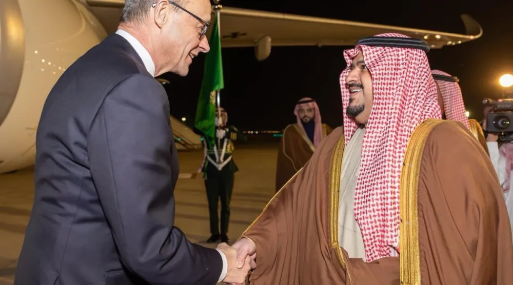 الأمير محمد بن عبد الرحمن مستقبلاً المستشار فريدريش ميرتس في مطار الملك خالد الدولي الأربعاء (إمارة منطقة الرياض)