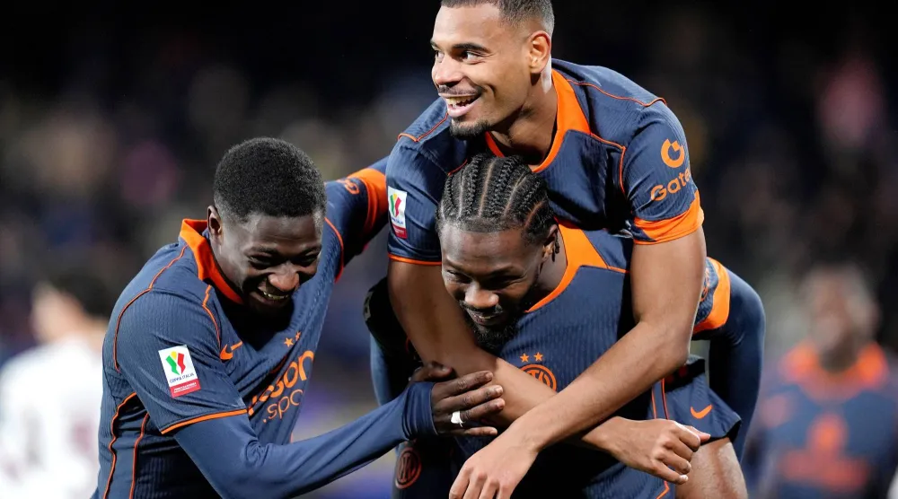  أندي ديوف لاعب إنتر ميلان  يحتفل مع زملائه بعد تسجيله الهدف الثاني (د.ب.أ).