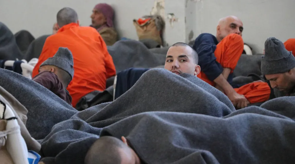 أرشيفية لسجناء من «داعش» داخل أحد سجون الرقة في شمال سوريا (الشرق الأوسط)