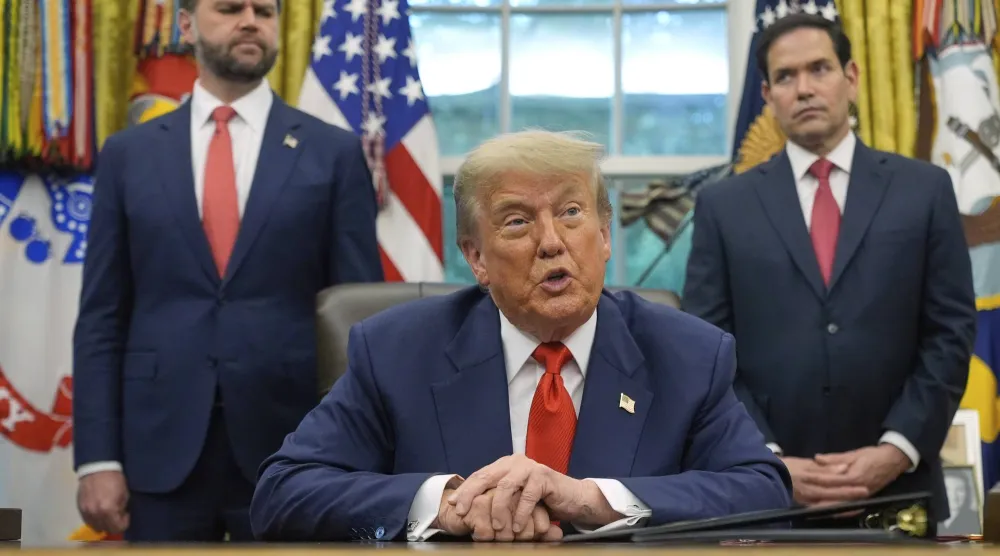 ترمب وحوله كلا من نائب الرئيس جيه دي فانس ووزير الخارجية ماركو روبيو في المكتب البيضاوي (أرشيفية - أ.ب)