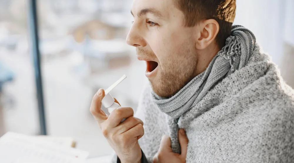 الغرغرة بالماء والملح تُعد فعّالة للغاية في علاج التهاب الحلق أو الحكة الناتجة عن البكتيريا أو الفيروسات (بيكسلز)