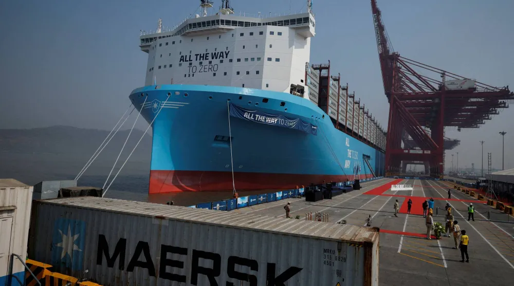 حاويات شحن تابعة لشركة ميرسك مخزنة على متن سفينة «ألبرت ميرسك» في نافِي مومباي بالهند (رويترز)