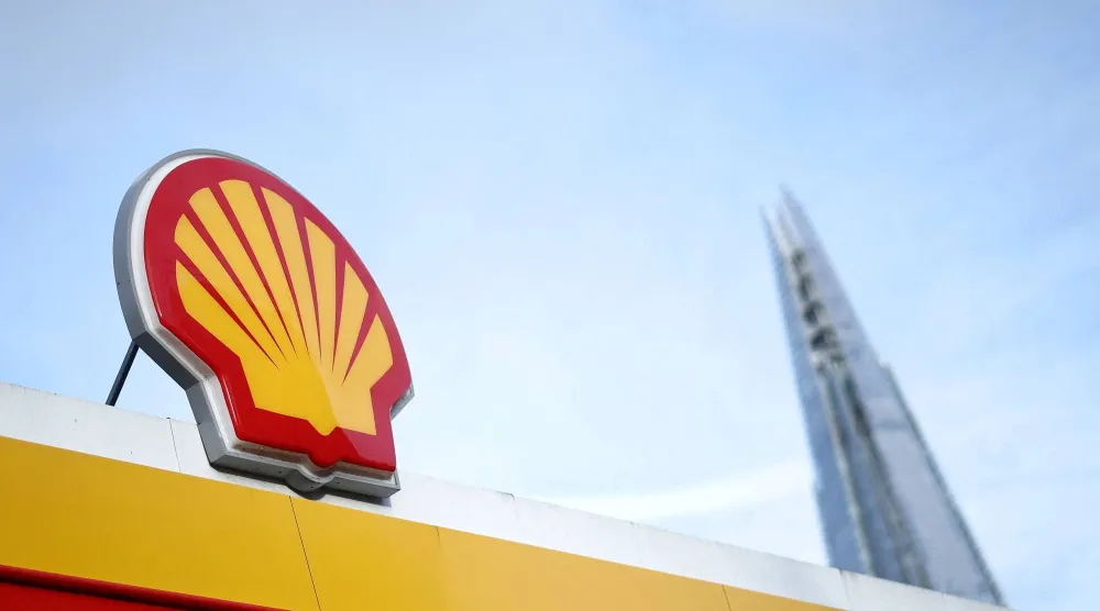 شعار «شل» على إحدى محطات الوقود في لندن (أ.ف.ب)