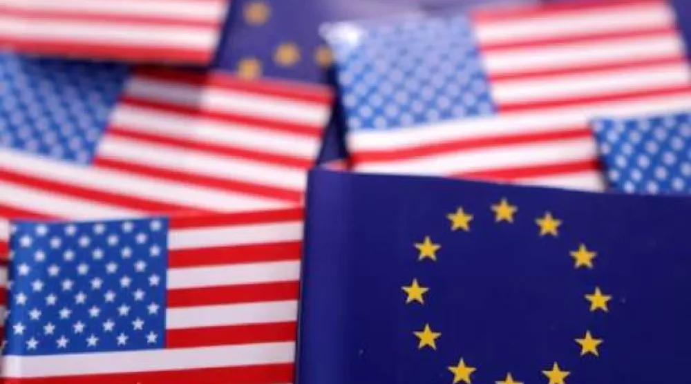 يظهر علما الولايات المتحدة والاتحاد الأوروبي في هذا الرسم التوضيحي (رويترز)