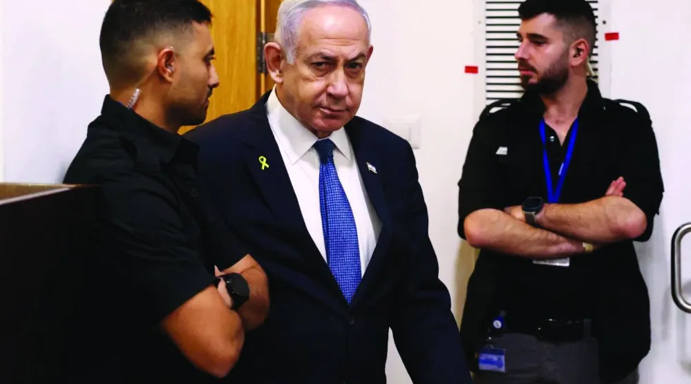 نتنياهو داخل المحكمة للإدلاء بإفادته بخصوص تُهم فساد موجهة إليه في ديسمبر 2024 (رويترز)