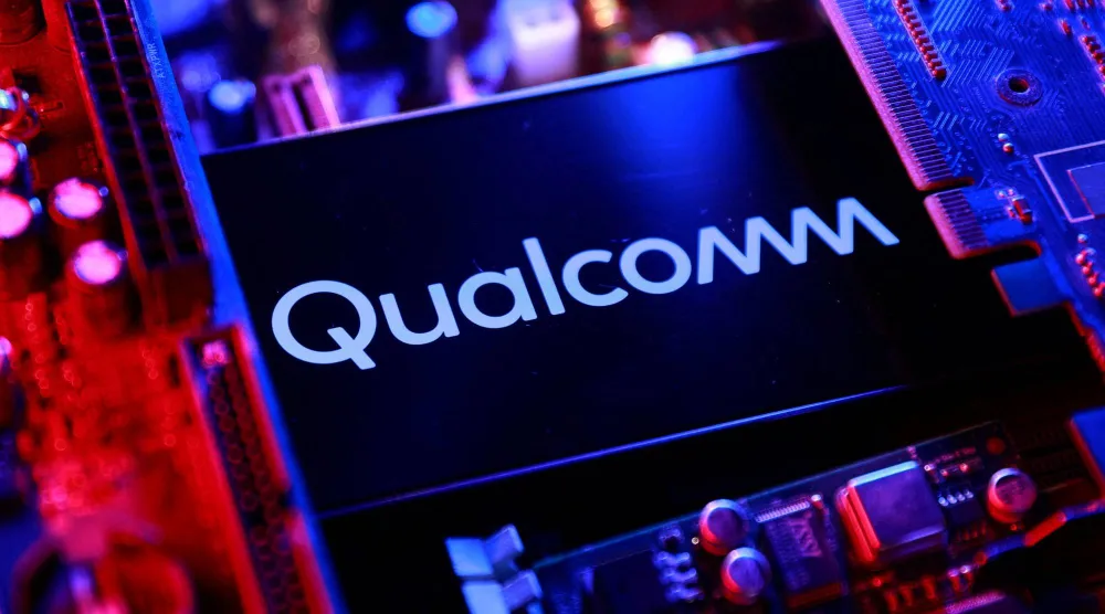 صورة توضيحية لشعار «كوالكوم» (رويترز)