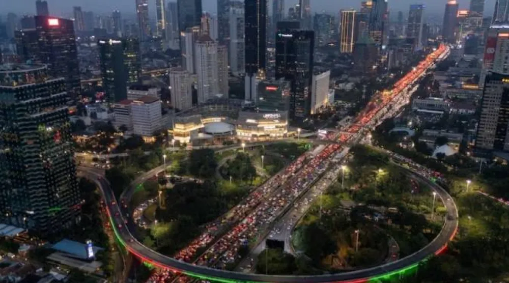 صورة جوية من طائرة دون طيار تظهر حركة المرور خلال ساعات الذروة المسائية بمنطقة الأعمال في جاكرتا (رويترز)