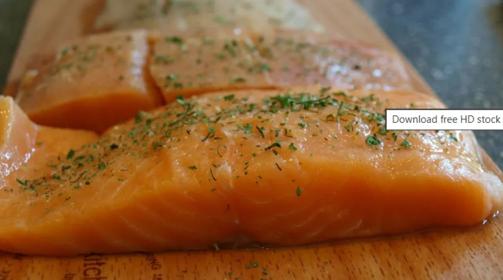 يُعدّ «فيتامين د» الموجود في الأسماك الدهنية أحد أكثر المصادر الغذائية الطبيعية تركيزاً لهذا العنصر الأساسي (أرشيفية - رويترز)