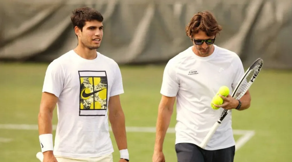 خوان كارلوس فيريرو وكارلوس ألكاراس (رويترز)