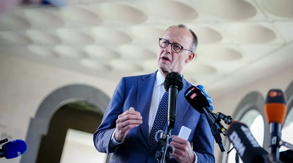 Almanya Şansölyesi Friedrich Merz bugün Doha’da Katar Emiri Şeyh Temim bin Hamad Al Sani ile yaptığı görüşmenin ardından basın mensuplarına açıklamalarda bulundu. (DPA)