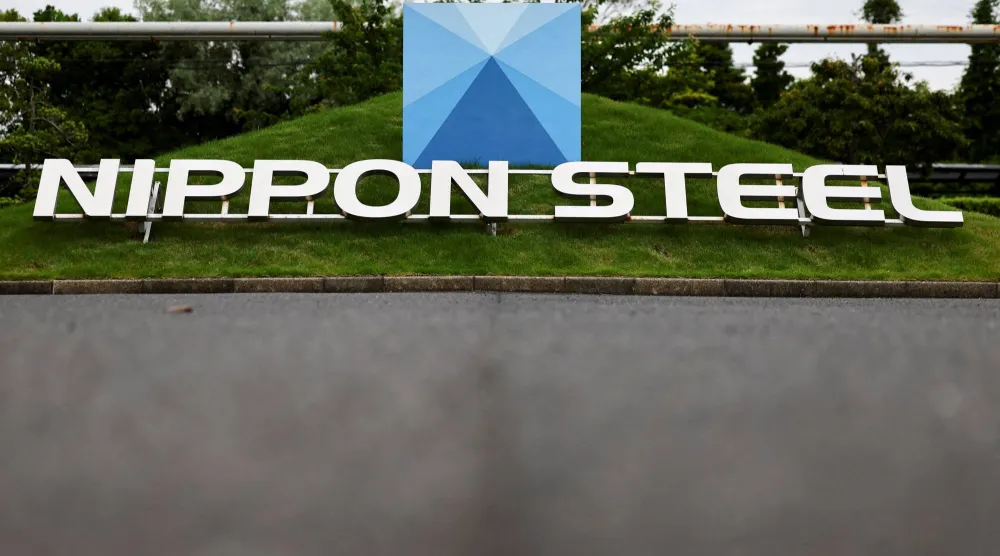 شعار شركة «نيبون ستيل» اليابانية على مقرها في شرق العاصمة طوكيو (رويترز)