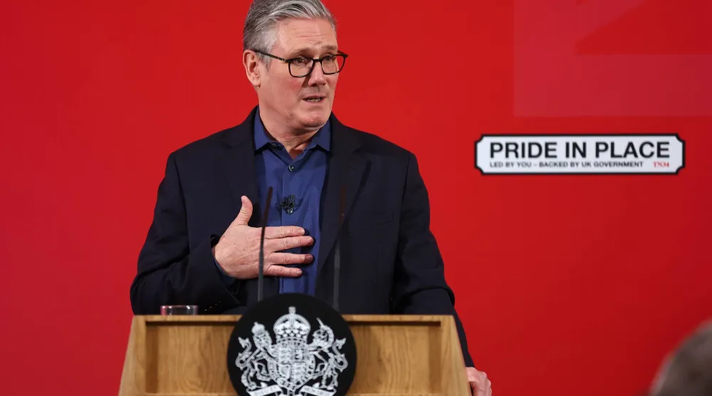 رئيس الوزراء البريطاني كير ستارمر يلقي خطاباً في مجمع هورنتي بارك الرياضي في سانت ليوناردز أون سي بشرق ساسكس في إنجلترا يوم 5 فبراير 2026 (أ.ب)