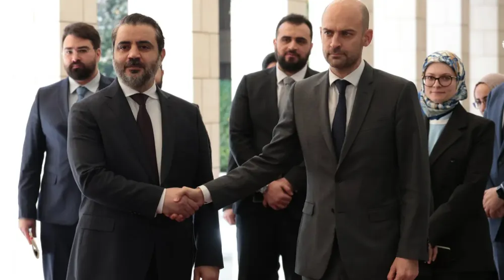 Suriye Dışişleri Bakanı Esad aş Şeybani bugün Fransız mevkidaşı Jean-Noël Barrot ile Şam'da (EPA)