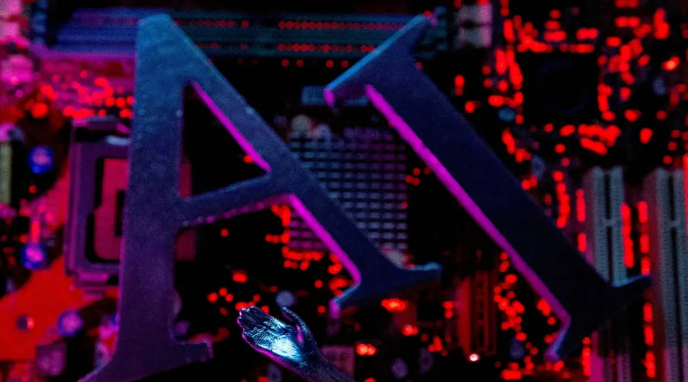 يوسّع الذكاء الاصطناعي نطاق عمله دون الحاجة إلى استثمارات باهظة في الروبوتات بينما يحصل البشر على فرص دخل مرنة وسريعة وشفافة (رويترز)