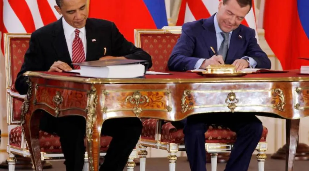 الرئيس الأميركي السابق باراك أوباما (يسار) ونظيره الروسي آنذاك ميدفيديف يوقّعان معاهدة «نيوستارت» في براغ عام 2010 (أرشيفية - رويترز)