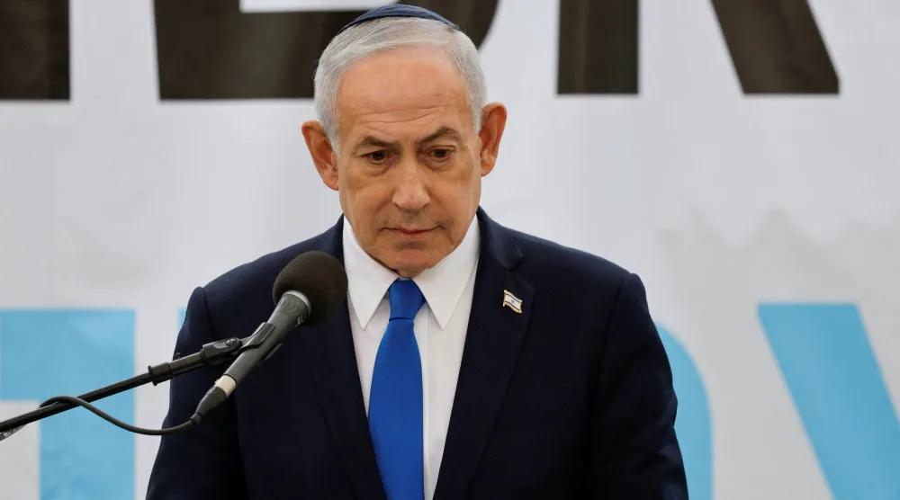 رئيس الوزراء الإسرائيلي بنيامين نتنياهو يلقي كلمةً خلال مراسم تأبين أُقيمت في ميتار بإسرائيل 28 يناير 2026 (رويترز)