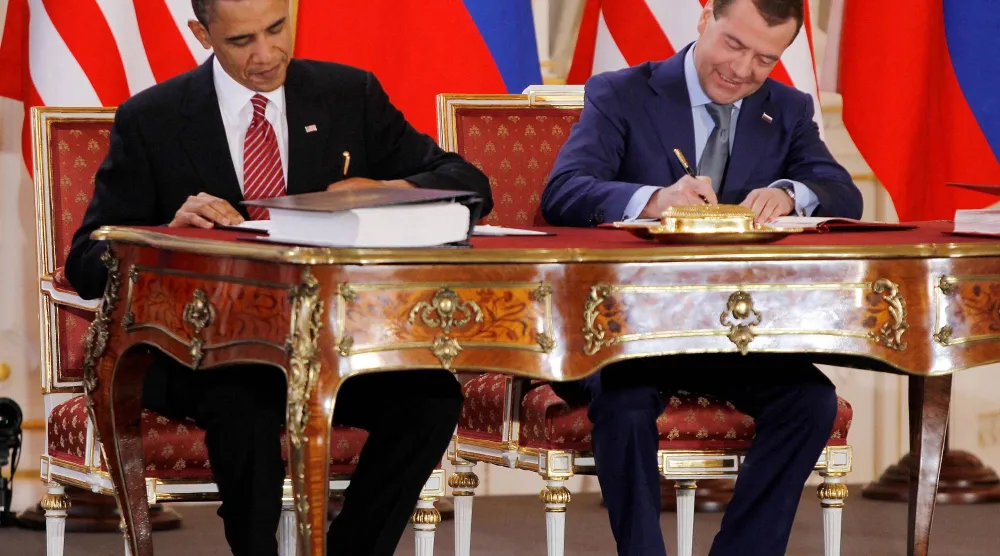الرئيس الأميركي السابق باراك أوباما يوقع مع دميتري ميدفيديف الرئيس الروسي السابق معاهدة «ستارت III» (رويترز)