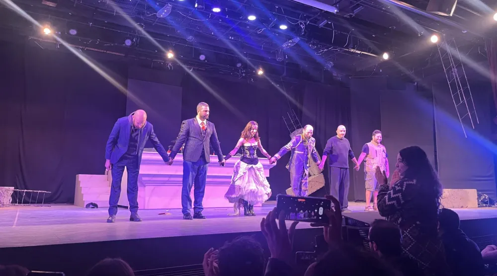 فريق العمل وتحية الختام (الشرق الأوسط)