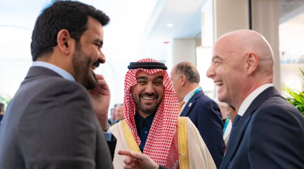 الفيصل والشيخ جوعان ورئيس فيفا في حديث باسم (الأولمبية السعودية)