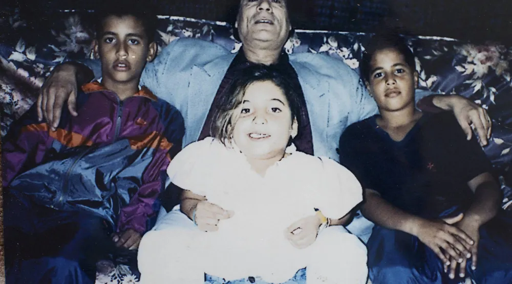 صورة أرشيفية للرئيس الراحل مع بعض أفراد عائلته (الشرق الأوسط)