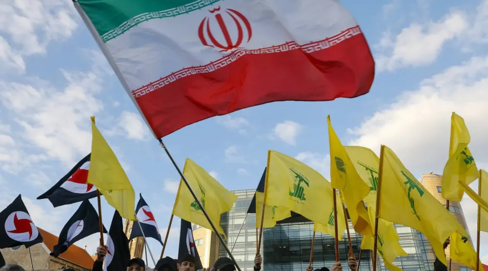  Hizbullah destekçileri, Beyrut şehir merkezindeki Birleşmiş Milletler Batı Asya Ekonomik ve Sosyal Komisyonu (ESCWA) binası önünde Hizbullah tarafından düzenlenen gösteride Hizbullah ve İran bayrakları salladı, 4 Şubat 2026. (EPA)