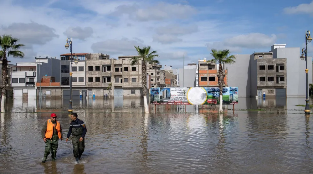 جانب من الفيضانات التي ضربت مدينة القصر الكبير شمال المغرب (إ.ب.أ) 