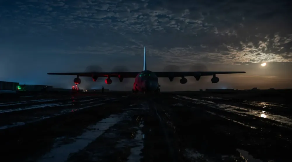 ABD Merkez Komutanlığı'nın konuşlanma bölgelerinde havadan yakıt ikmali ve hava operasyonları destek görevi sırasında bir HC-130G Combat King 2 uçağı.(CENTCOM)