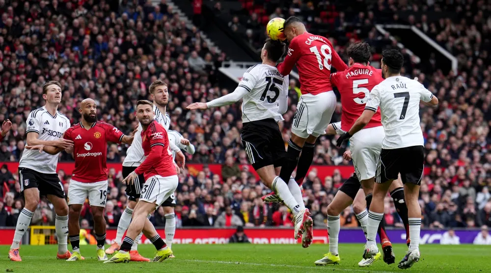 رأسية كاسيميرو تمنح مانشستر يونايتد هدفه الأول خلال الفوز على فولهام (د.ب.أ)