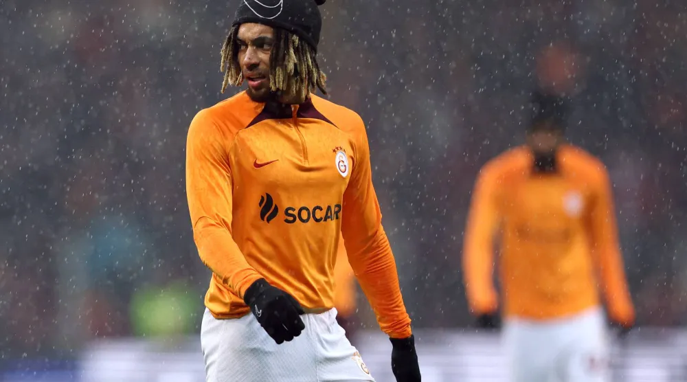 المدافع الفرنسي ساشا بوي (رويترز)