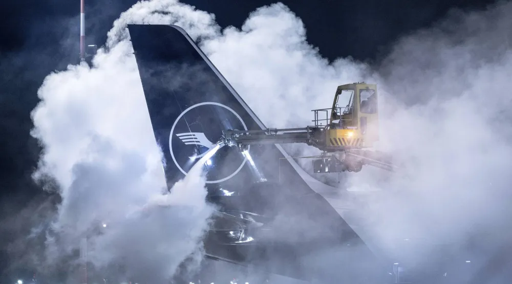 إزالة الجليد عن طائرة «لوفتهانزا» في مطار فرانكفورت بألمانيا (أ.ب)