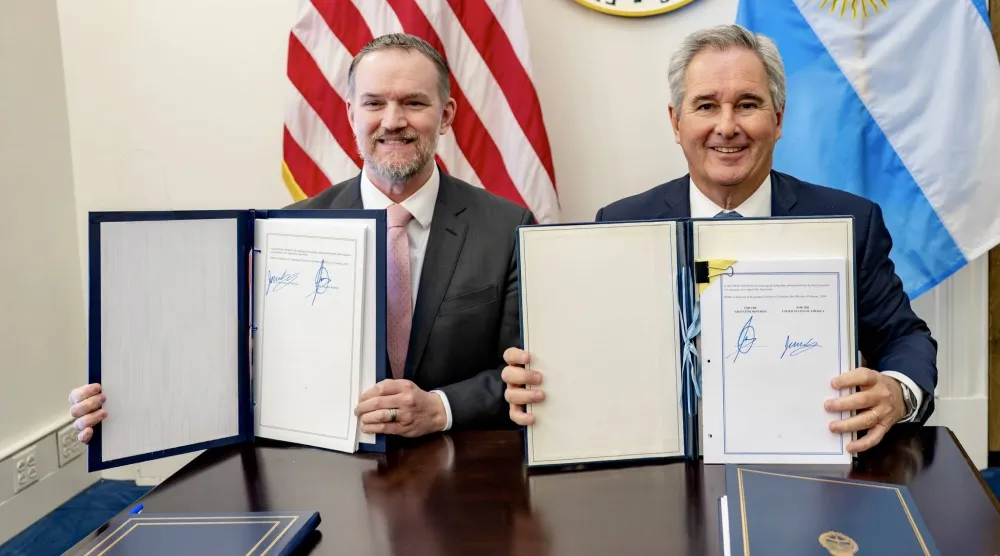 وزير الخارجية الأرجنتيني بابلو كيرنو (يمين) عقب توقيع اتفاقية تجارية واستثمارية مع الولايات المتحدة (حساب كيرنو عبر منصة إكس)