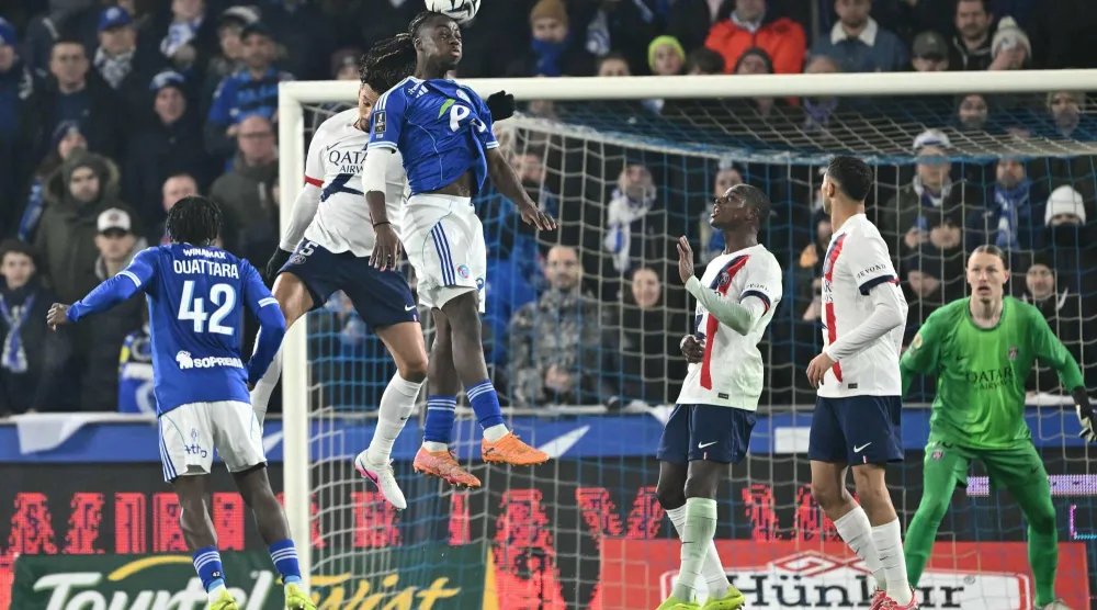 البرازيلي ماركينيوس، مدافع باريس سان جيرمان، يشتبك على الكرة مع المدافع الفرنسي إسماعيل دوكوريه  من ستراسبورغ (أ.ف.ب).