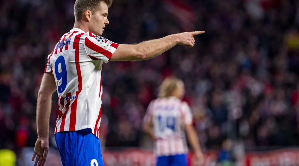 يحتفل ألكسندر سورلوث، لاعب أتلتيكو مدريد، بتسجيله الهدف الأول لفريقه (د.ب.أ).