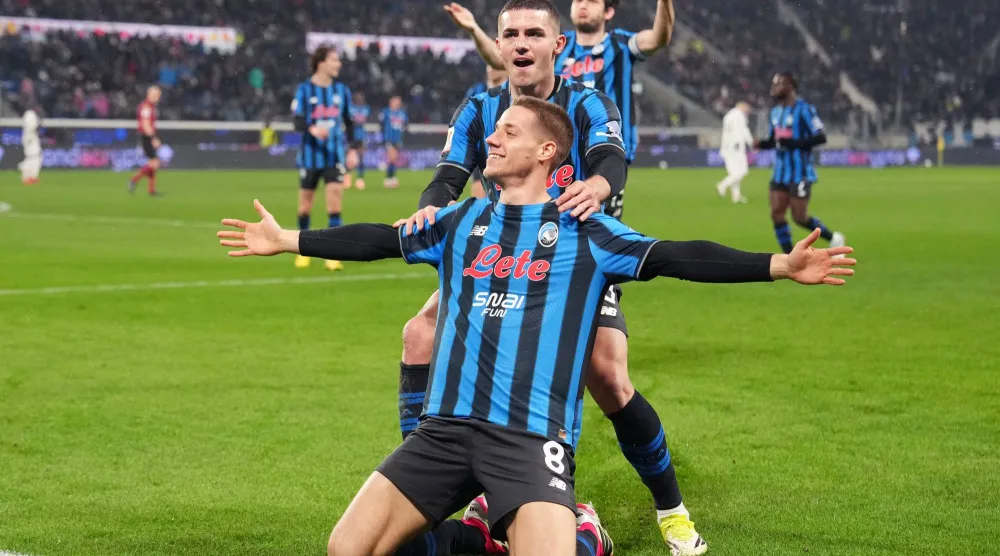 حتفل ماريو باشاليتش لاعب أتالانتا بتسجيل الهدف الثالث لفريقه في شباك يوفنتوس (د.ب.أ).