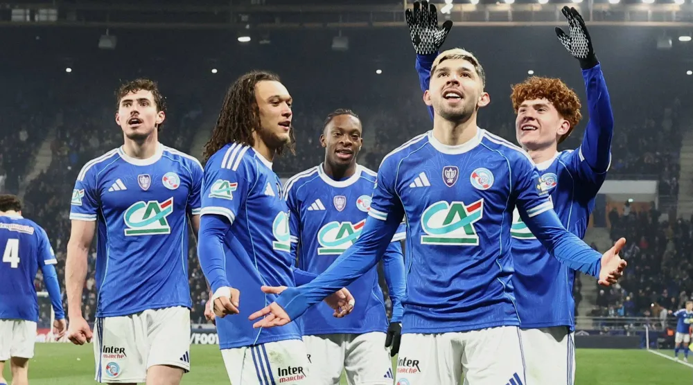 يحتفل لاعب الوسط الباراغوياني  في ستراسبورغ، خوليو إنسيسو، بعد تسجيله هدفًا خلال مباراة دور الـ16 من كأس فرنسا بين ستراسبورغ وموناكو (أ.ف.ب).