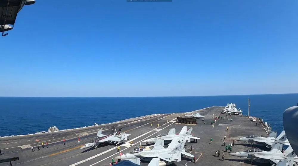 عناصر من سلاح البحرية الأميركي يُجهّزون مقاتلات للإقلاع من حاملة الطائرات «أبراهام لينكولن» (سنتكوم/إكس)