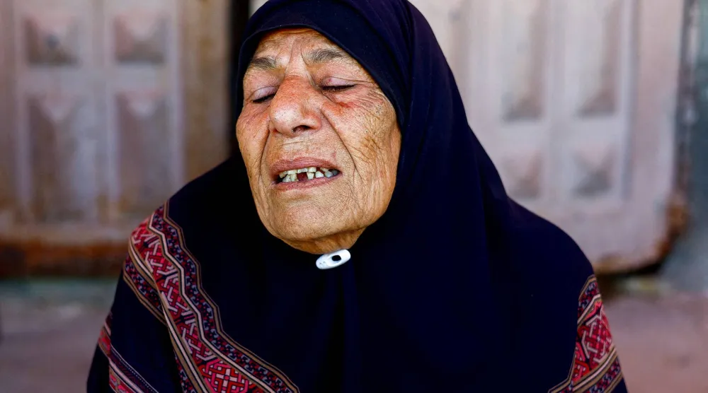 فلسطينية متأثرة خلال تشييع القيادي في «الجهاد الإسلامي» علي الرزاينة في دير البلح وسط قطاع غزة الخميس (رويترز)