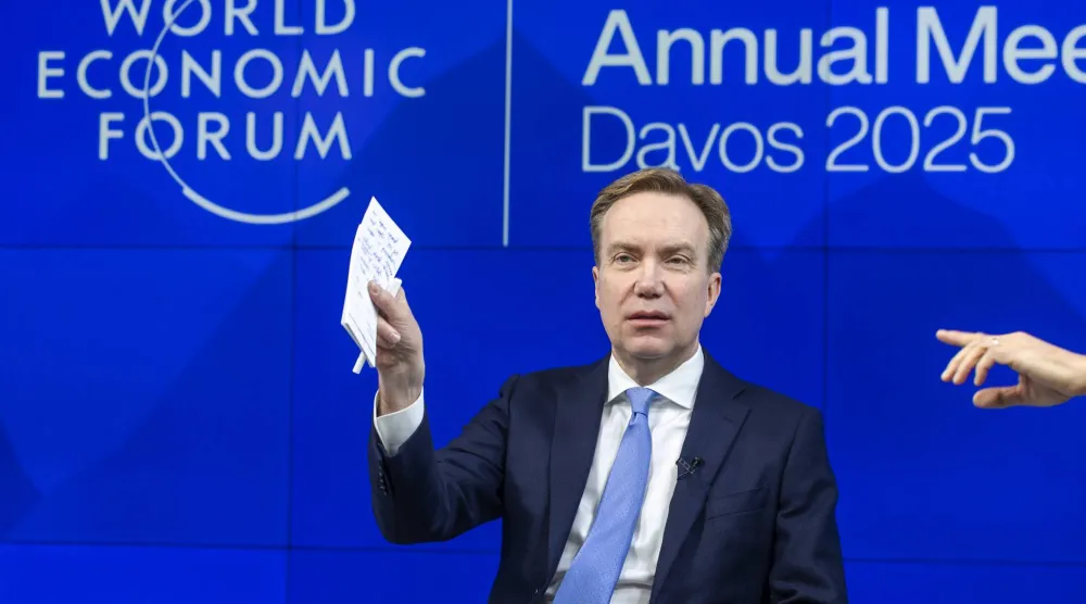 الرئيس والمدير التنفيذي لمنتدى دافوس بورغ بريندي في مؤتمر صحافي عشية المنتدى (إ.ب.أ)