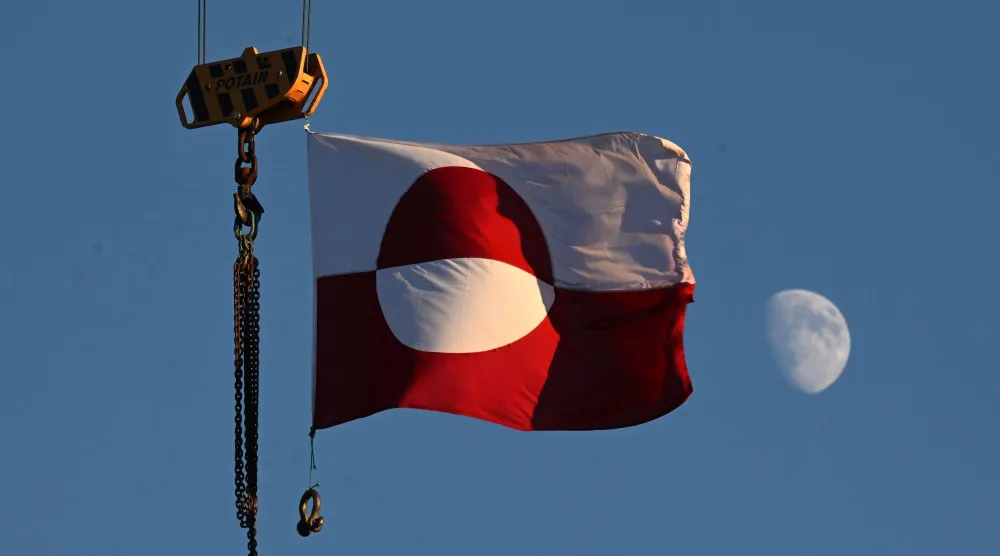 علم غرينلاند على رافعة في مدينة نوك (ا.ف.ب)