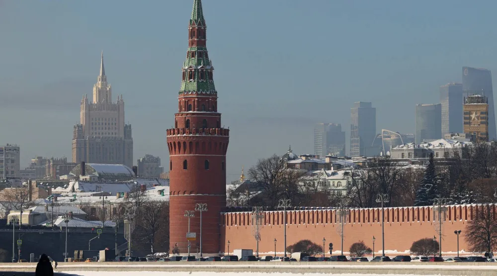 شخص يسير على طول ضفة نهر موسكفا بالقرب من جدار الكرملين في موسكو - روسيا 5 فبراير 2026 (رويترز)
